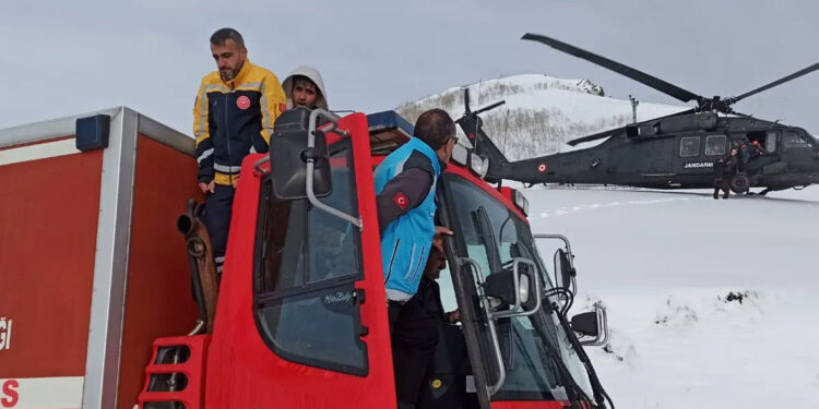 Dağda mahsur kalan 2 avcı, helikopterle kurtarıldı