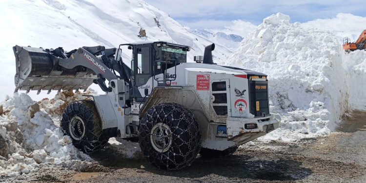Dağlıca kara yoluna çığ düştü
