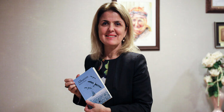 Depremde ölen arkadaşının adını, kütüphanede yaşatacak