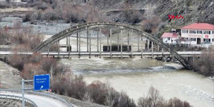 Depreme dayanıksız Mutu Köprüsü'nün yenisi yapılıyor