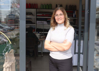 Depremzede terzi, konteyner çarşıda hayata yeniden başladı