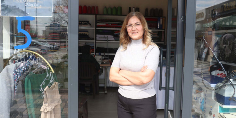 Depremzede terzi, konteyner çarşıda hayata yeniden başladı