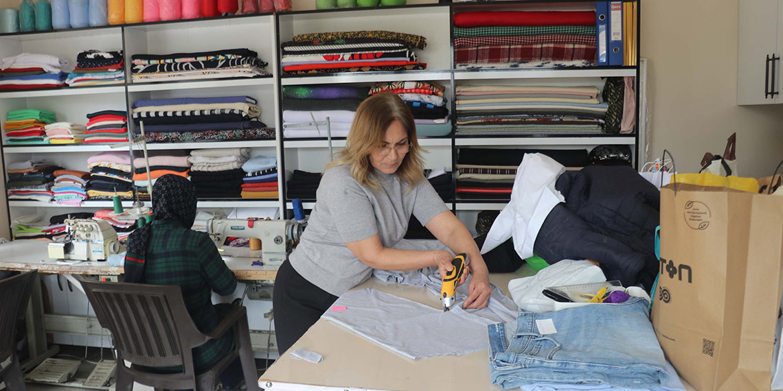 Depremzede terzi, konteyner çarşıda hayata yeniden başladı