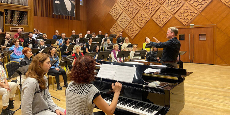 Devlet Çoksesli Korosu'ndan 'Aydınlık Gece' konseri