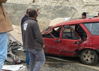 Devrilen TIR'daki malzemeler otomobilin üzerine düştü