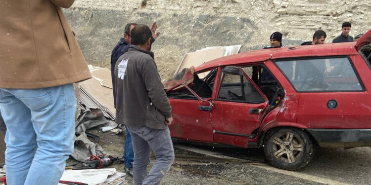 Devrilen TIR'daki malzemeler otomobilin üzerine düştü