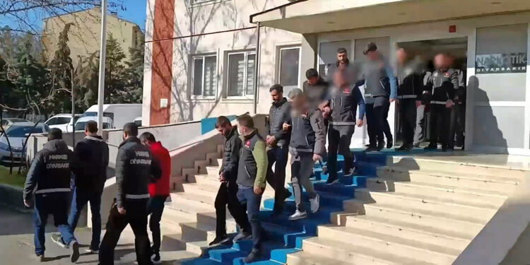Diyarbakır’da Akbabalar suç örgütü çökertildi