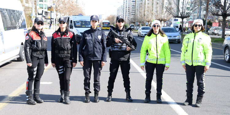 Diyarbakır'da kadın polis timinden uygulama 