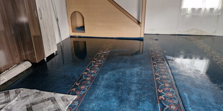 Diyarbakır'da yağmur; cami ve evleri su bastı 