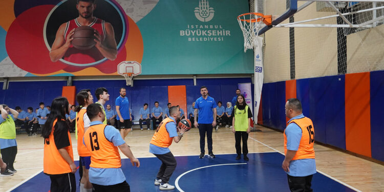 Down sendromlu gençler parkeye çıktı