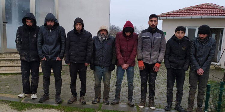 Edirne'de 8 kaçak göçmen ve 1 organizatör yakalandı