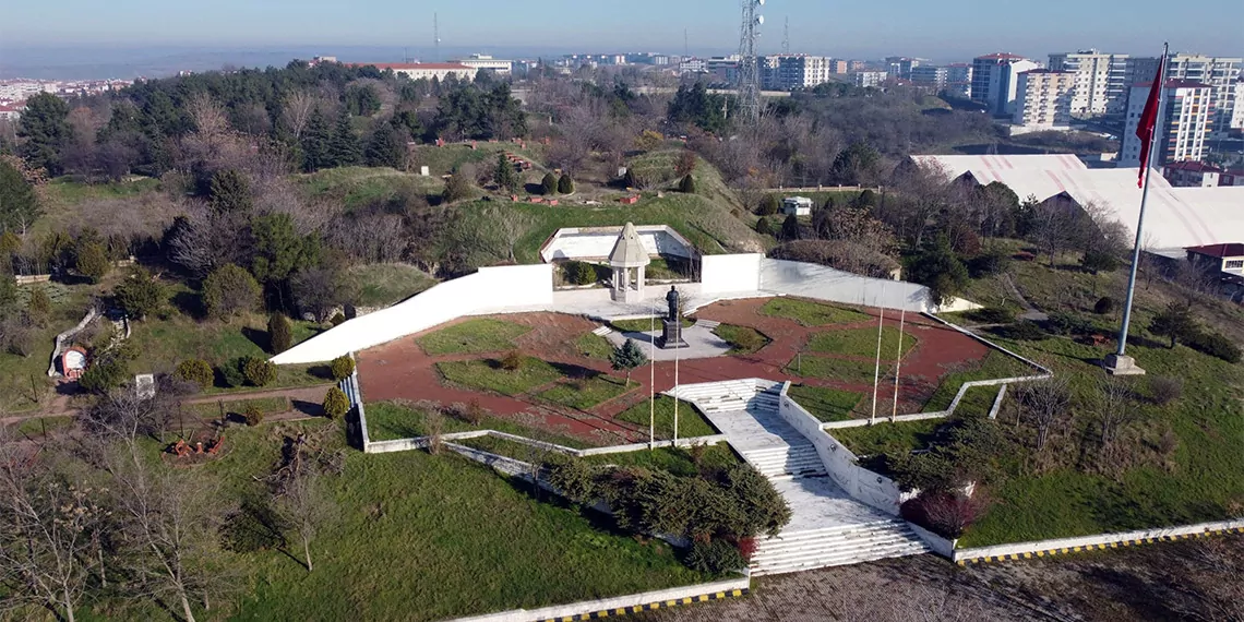 Edirne'de balkan savaşı sırasında kenti savunan ordunun başında bulunan, 'edirne müdafii' ismiyle anılan şükrü paşa'nın mezarının da yer aldığı şükrü paşa anıtı'nın restorasyonuna başlandı.