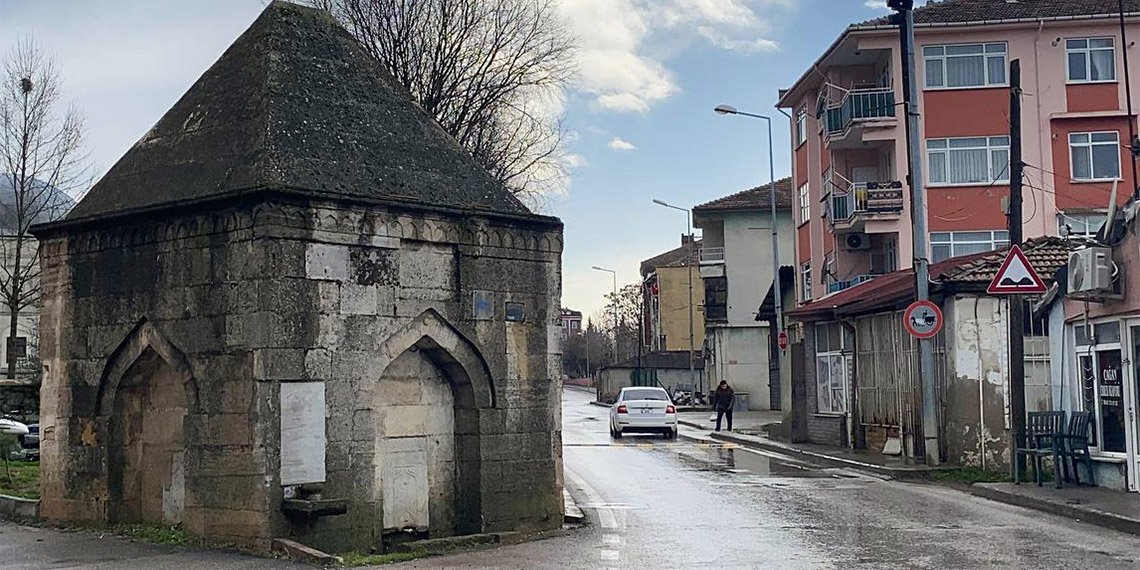 Edirne'de Osmanlı döneminden kalan tarihi çeşmeler bakıma alınıyor, çeşmelerin tekrar kent dokusuna kazandırılması hedefleniyor.