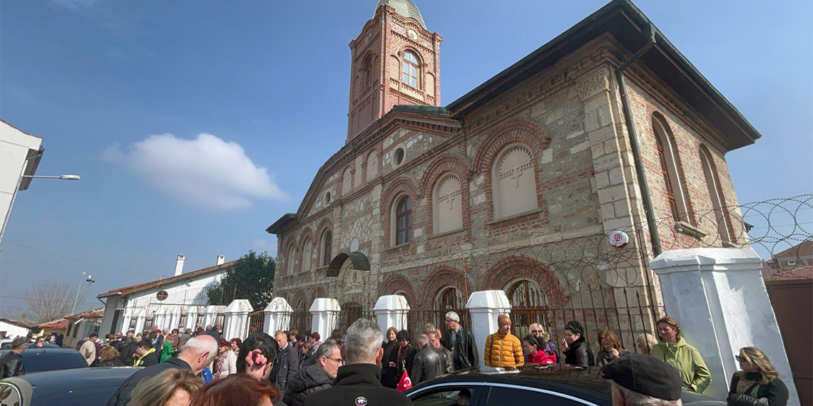 Edirne'de geçen yıl 17 Mart'ta geçirdiği kalp krizi sonucu hayatını kaybeden Bulgar Ortodoks Sveti Georgi Kilisesi papazı Aleksandır Çıkırık, ölümünün yıl dönümünde kilisede düzenlenen ayinle anıldı.