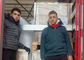 Tir'ın dorsesinde 2 kaçak göçmen yakalandı