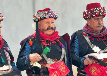 Seçmenler efe kıyafeti giyerek oy kullanmaya gitti