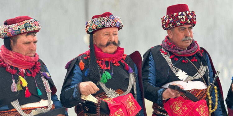 Seçmenler efe kıyafeti giyerek oy kullanmaya gitti