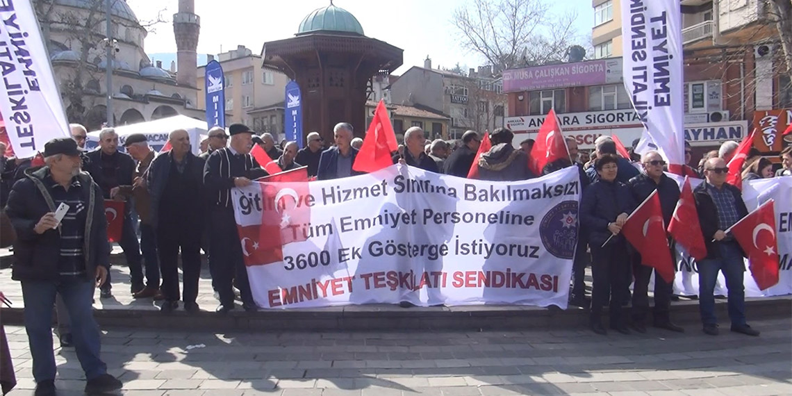 Türkiye'nin farklı illerinden gelerek Bursa'da buluşan emekli polisler, 'Lütuf değil hakkımızı istiyoruz' adı altında, eğitim farkı gözetmeksizin tüm polislere 3600 ek gösterge verilmesi talebiyle basın açıklaması düzenledi.