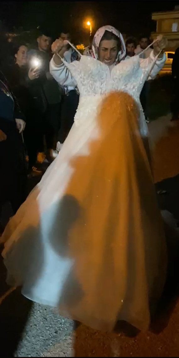 Mervegül Bayer'in (31) annesi Hatice Kurt sokak ortasında, Mervegül'ün gelinliğini benzin döküp ateşe verdi.