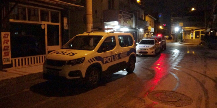 Evinde bıçaklanmış halde bulundu, hastanede öldü