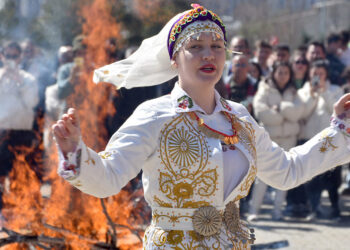 Edirne'de nevruz üniversitede kutlandı; ateş üzerinden atladılar