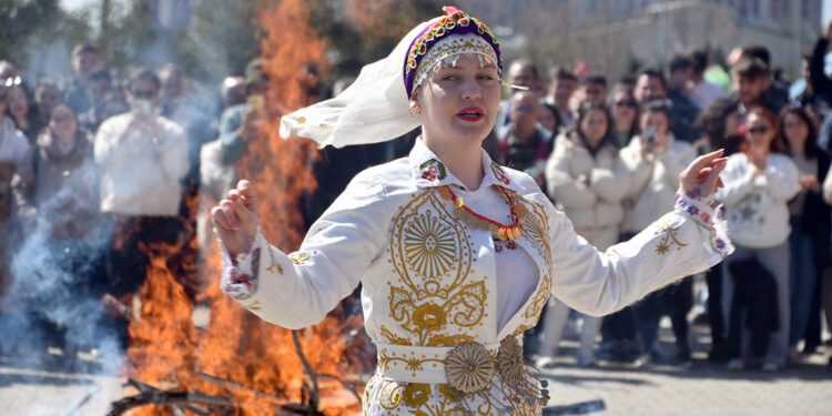 Edirne'de nevruz üniversitede kutlandı; ateş üzerinden atladılar