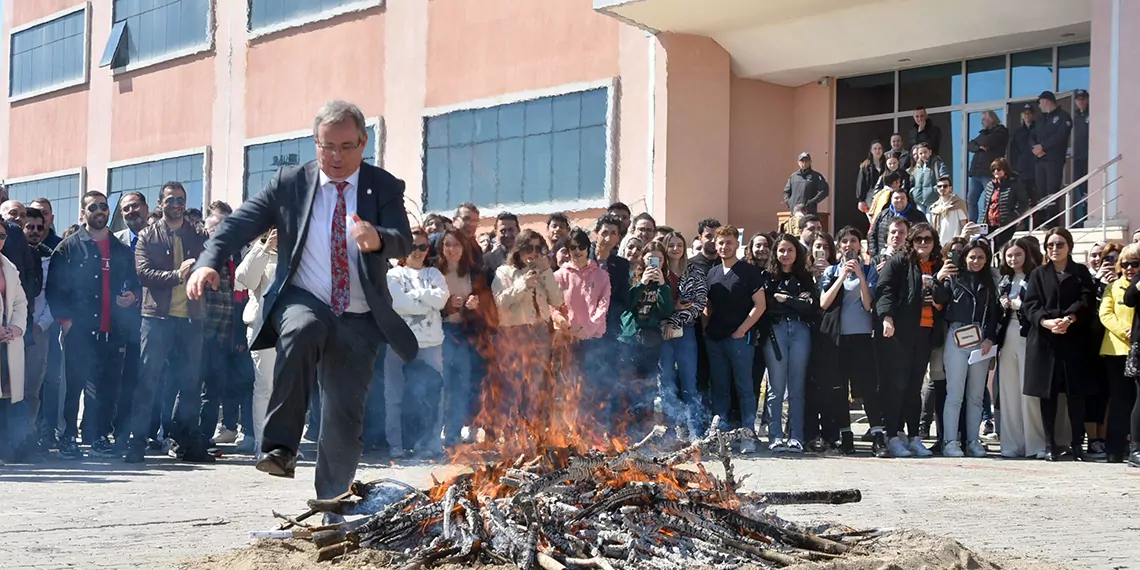 Edirne'de nevruz üniversitede kutlandı; ateş üzerinden atladılar