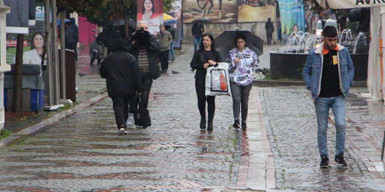 Edirne'de sağanak yağış etkili oldu