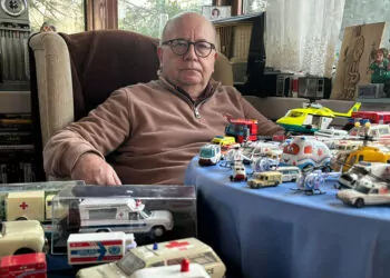 Emekli doktorun oyuncak ambulans koleksiyonu