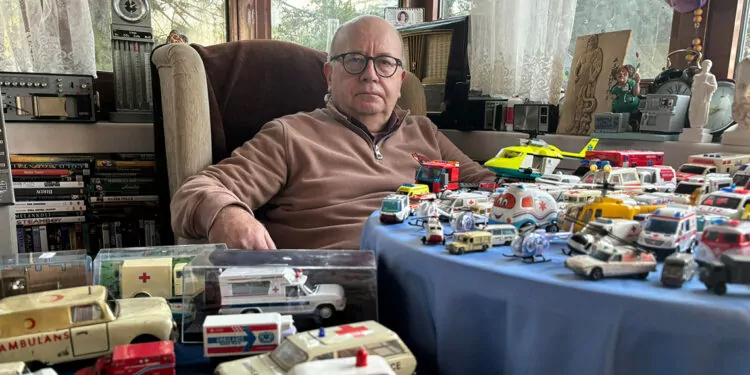 Emekli doktorun oyuncak ambulans koleksiyonu