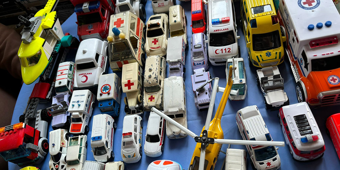 Emekli doktorun oyuncak ambulans koleksiyonu