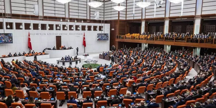 Emekliye 3 bin TL bayram ikramiyesi TBMM'den geçti