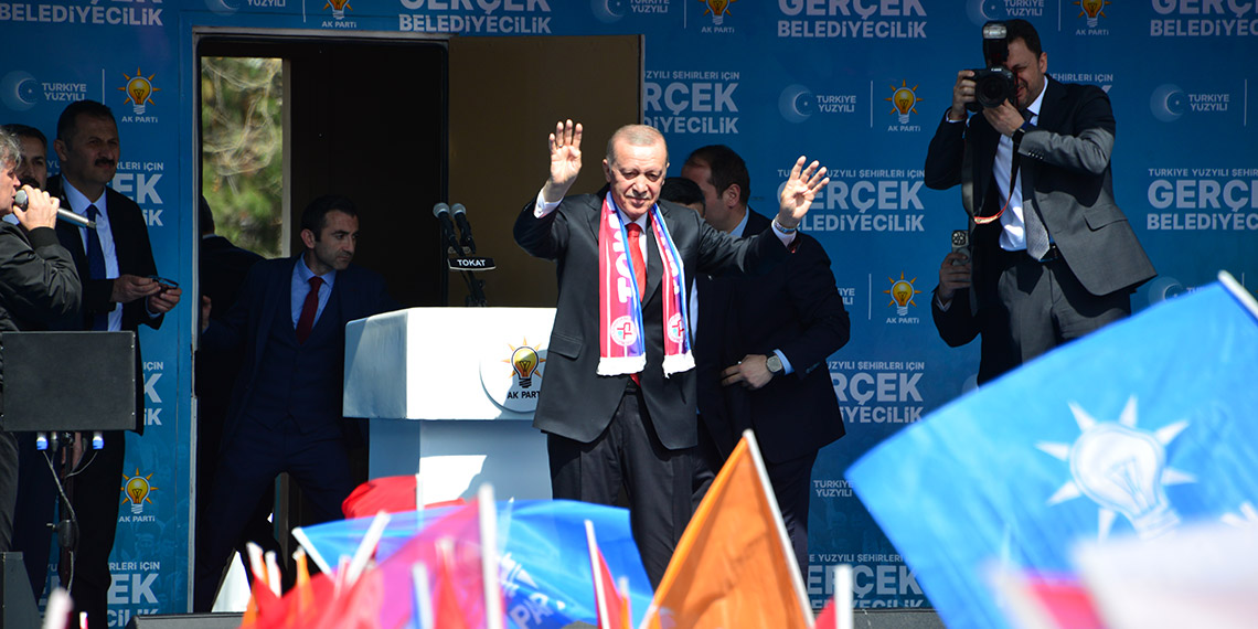 Cumhurbaşkanı Recep Tayyip Erdoğan, "Sırf üç beş belediye fazla almak uğruna DEM’le girdikleri ittifakın kimleri hoşnut ettiğini görüyorsunuz değil mi? Talimat nereden geliyor? Kandil'den. Uygulama Ankara'da, İstanbul'da, Mersin'de ortaya çıkıyor" dedi.