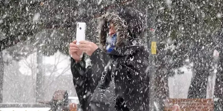Erzurum'da 147 kırsal mahallenin yolu kardan kapandı