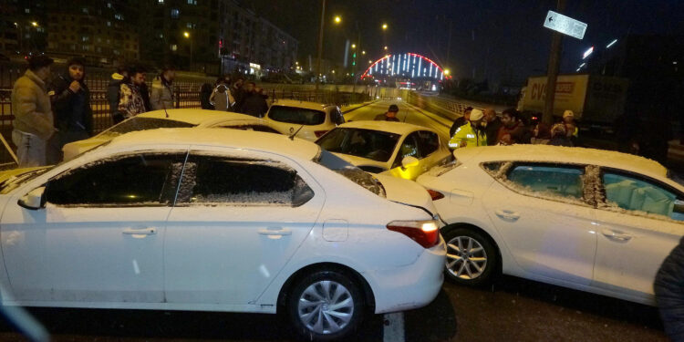 Erzurum'da buzlanma; 30 araç birbirine girdi, 13 kişi yaralandı