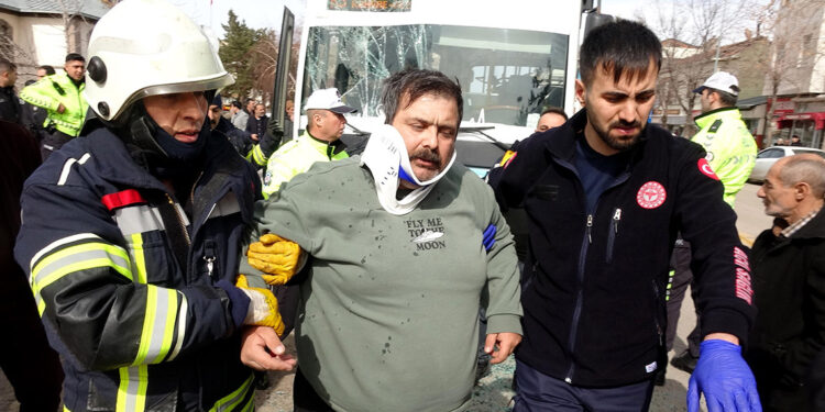 Erzurum'da otobüs minibüse çarptı: 14 yaralı