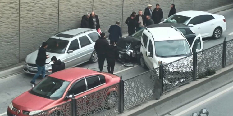Esenyurt'ta 5 aracın karıştığı zincirleme kaza