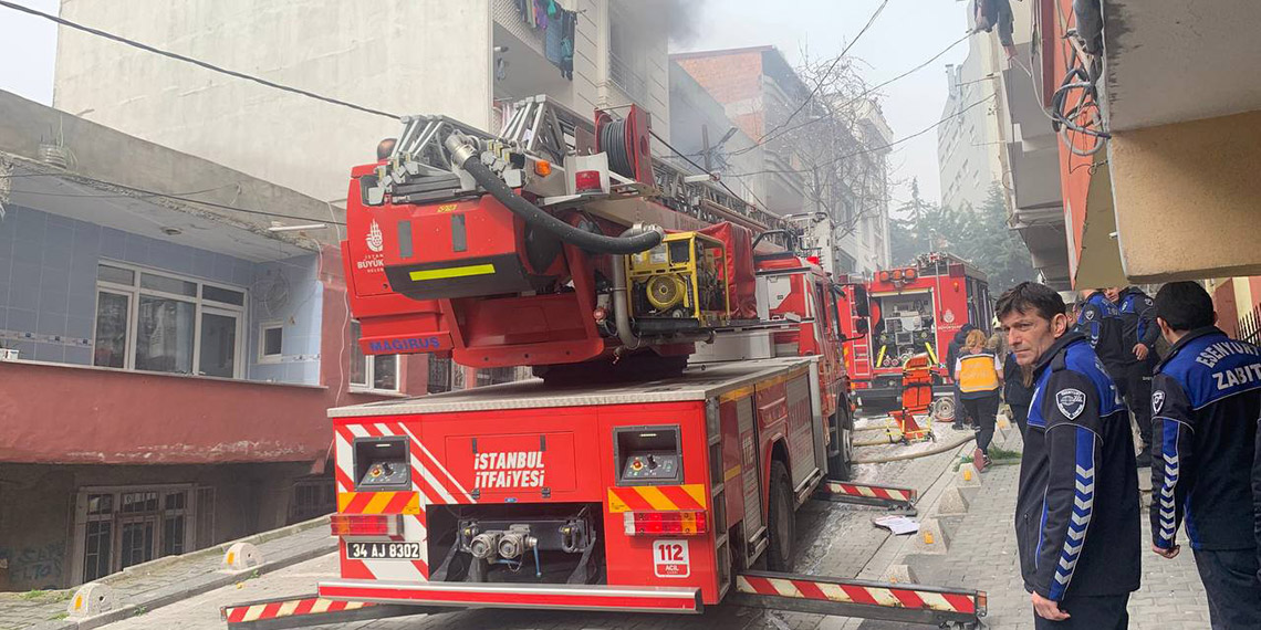 Esenyurt'ta binada yangın; mahsur kalanları itfaiye kurtardı