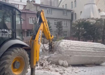 Esenyurt'ta cami minaresi indirilirken düştü 