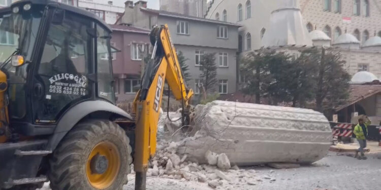 Esenyurt'ta cami minaresi indirilirken düştü 