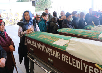 Eşi tarafından öldürülen kadın ve oğlu toprağa verildi