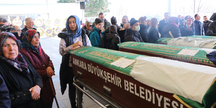 Eşi tarafından öldürülen kadın ve oğlu toprağa verildi