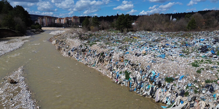 Eski çöp döküm alanı, çayı kirletti