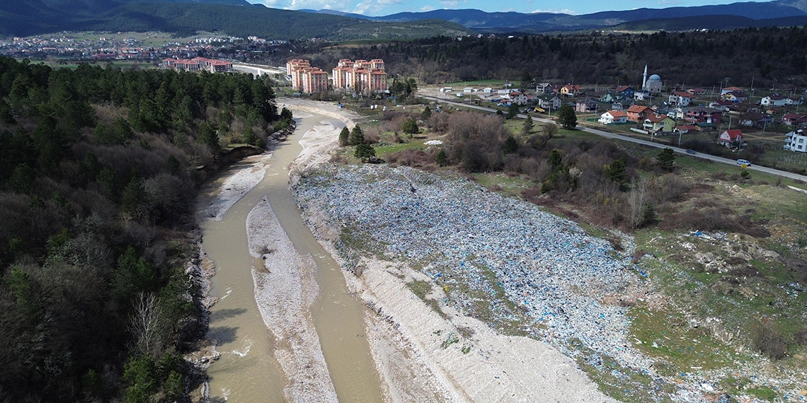 Eski çöp döküm alanı, çayı kirletti