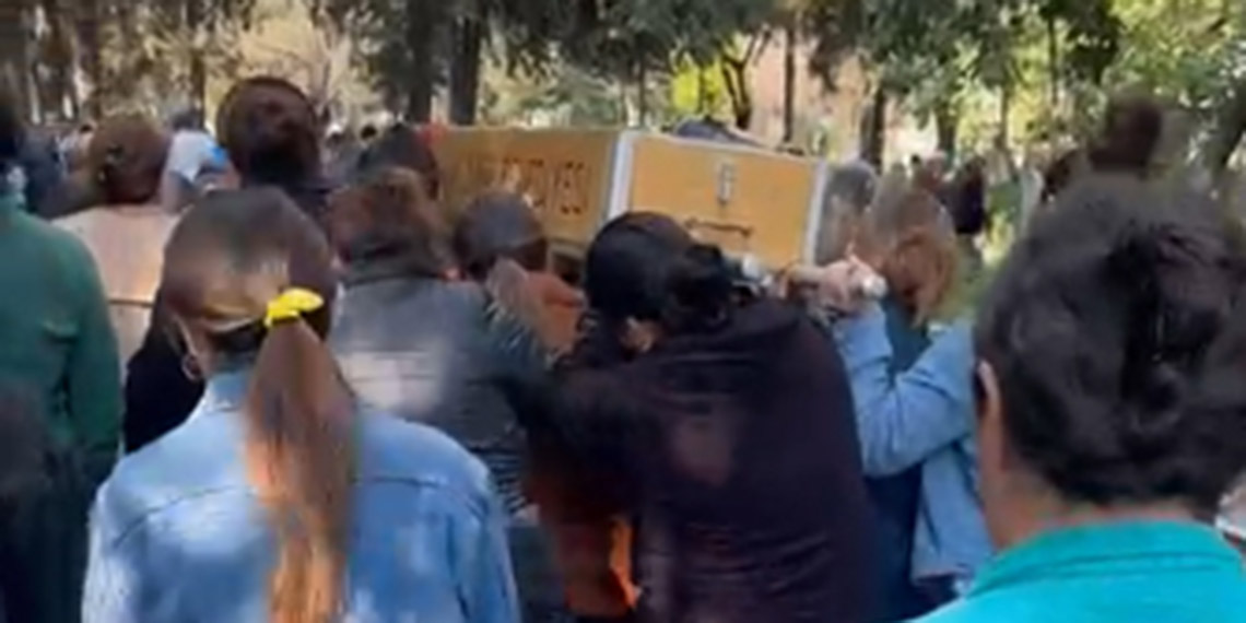 Eski eşinin öldürdüğü Mervegül'ün tabutunu kadınlar taşıdı