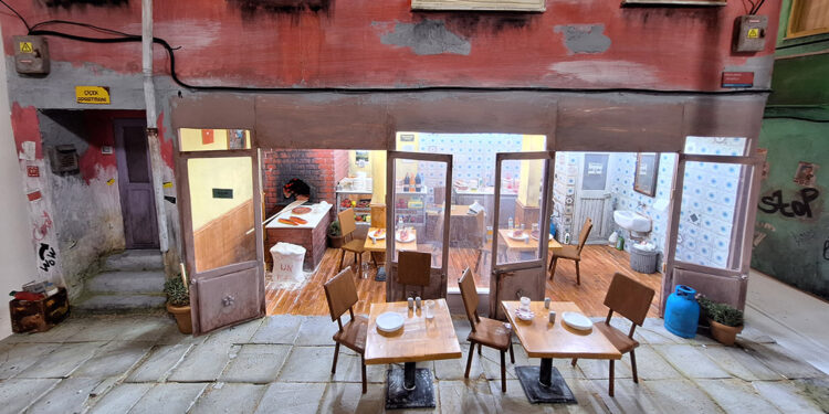 Evinin bir odasına minyatür eski mahalle kurdu