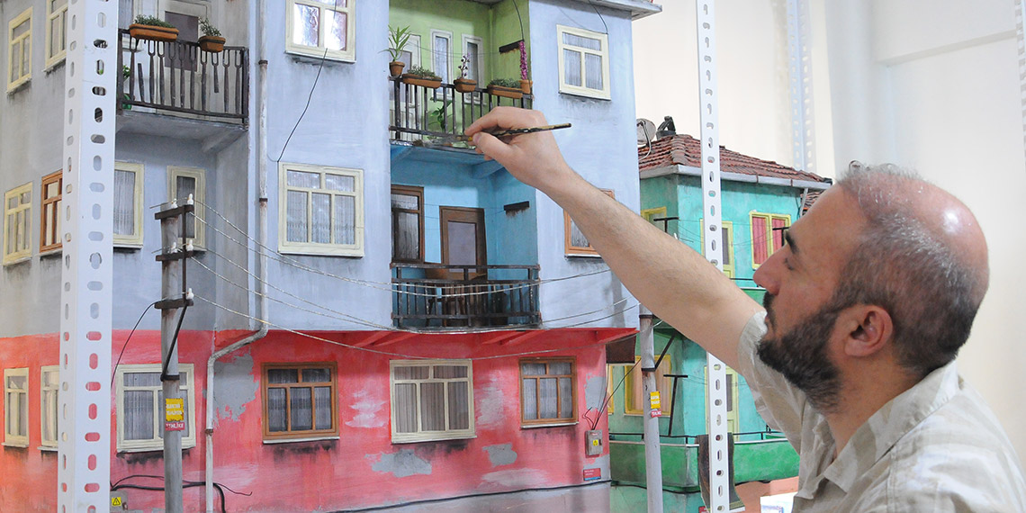 Evinin bir odasına minyatür eski mahalle kurdu