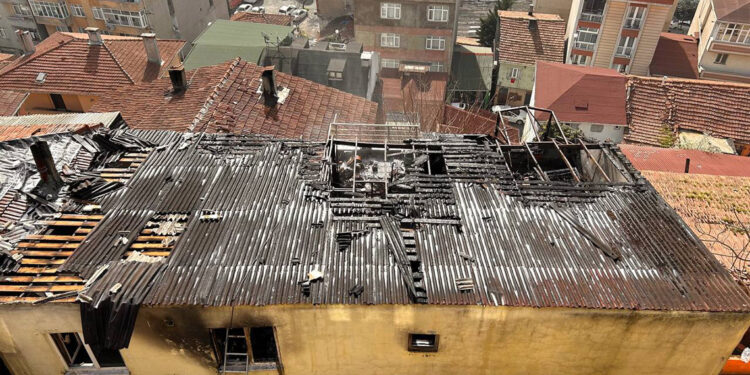 Eyüpsultan'da bitişik 4 gecekondu yandı