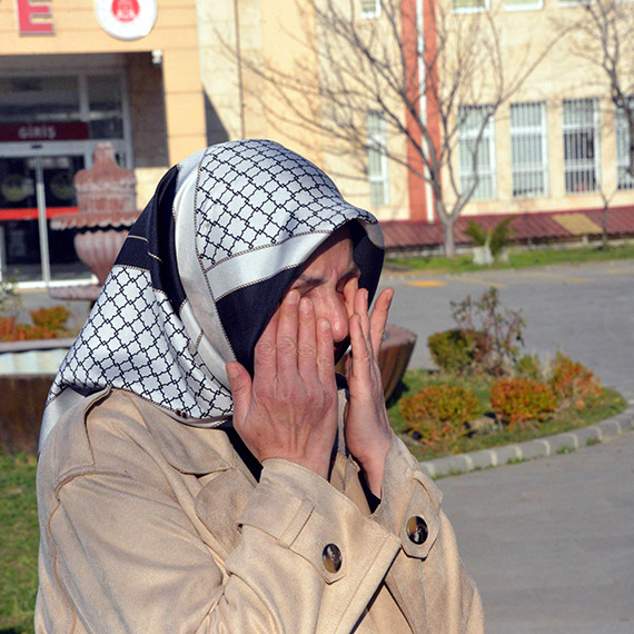 Kahramanmaraş’ta depremin ilk saniyelerinde yıkılarak 35 kişinin hayatını kaybettiği Ezgi Apartmanı davasının ilk duruşması görüldü. Enkazda 12 gün delil nöbeti tutarak kesilen kolonun yerini tespit eden ve duruşmaya ölen avukat oğlunun cübbesiyle katılan Nurgül Göksu, “ Bu benim oğlumun cübbesi, 1 yılı aşkın süredir askıda dururken ‘Adalet askıda kalmasın’ diyorum. Benim istediğim tek şey adalet.” dedi.