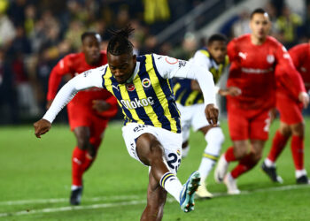 Hakem oyunu aldı taktiksel olarak rakip takıma verdi